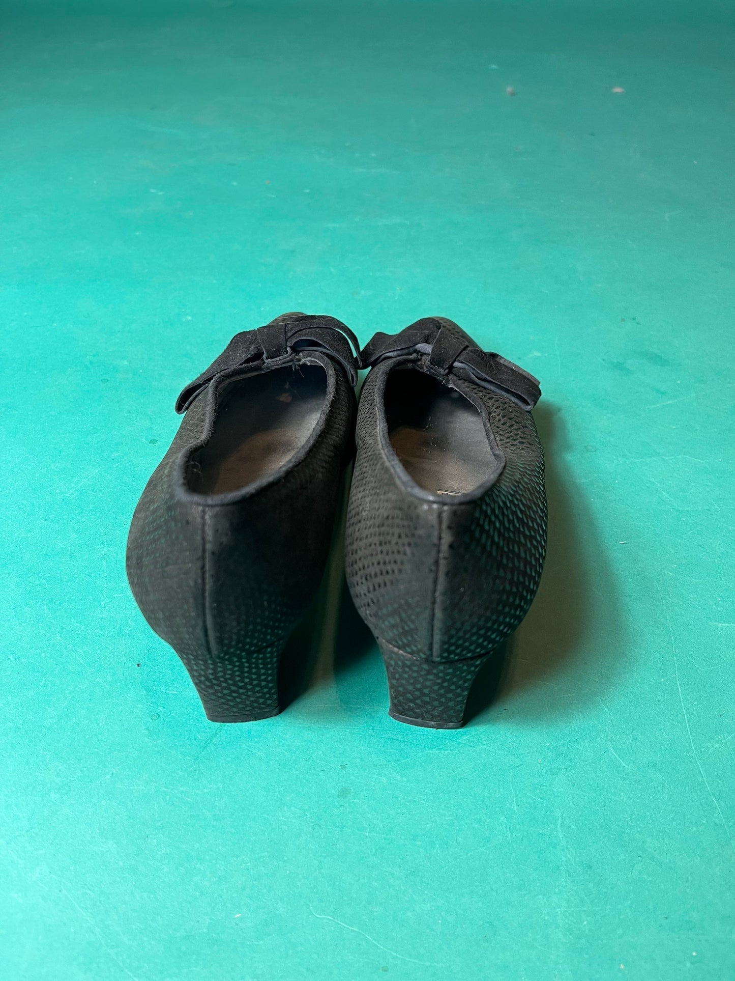 Black BIG BOW Loafers Velvet Vintage 70s D'Rossana by Charna Velour Block Chunky Heel Key Hole size 7.5M