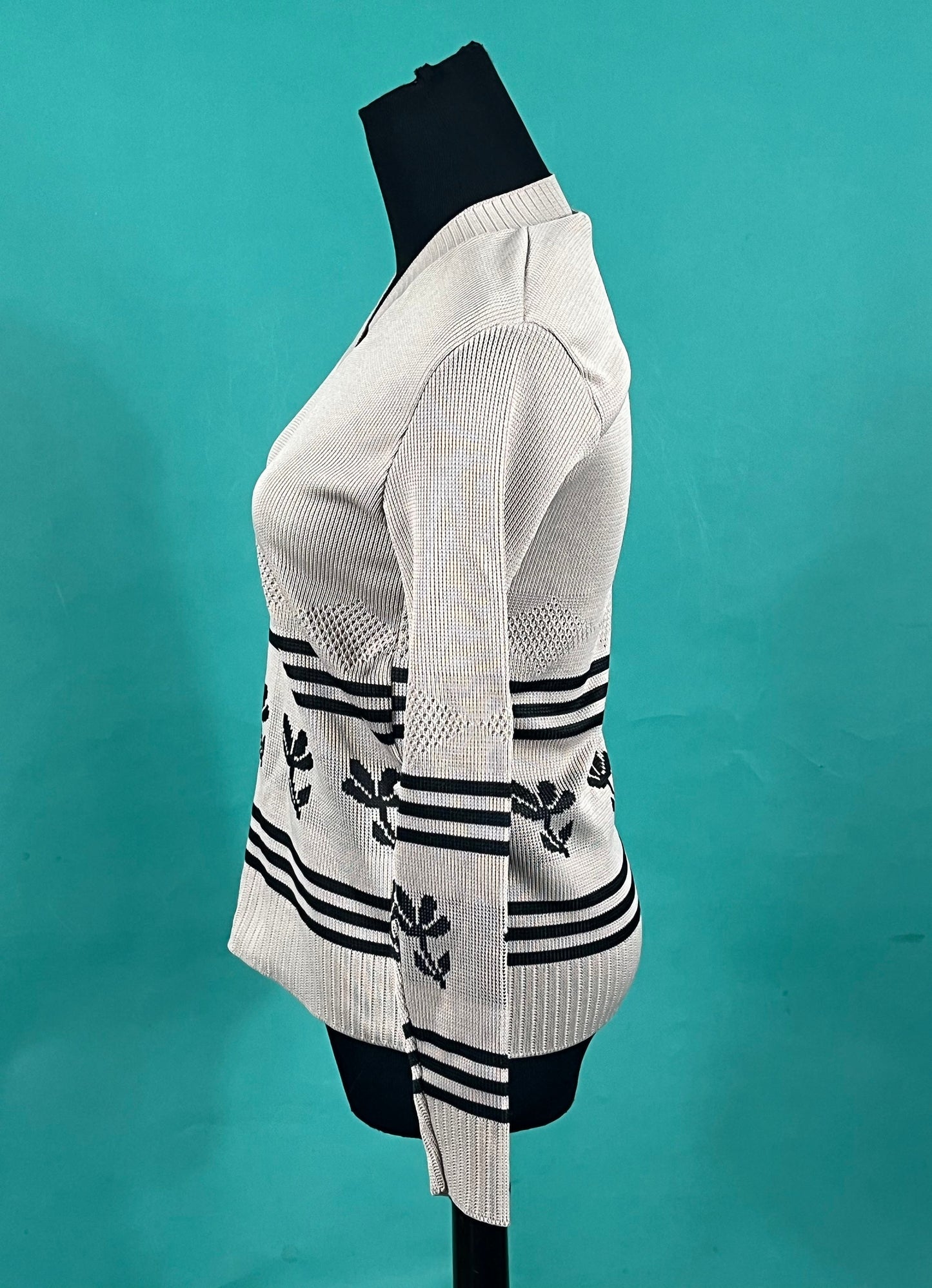 Vintage 70s Beige Gray and Black V Neck Long Sleeve Flower Graphic Montgomery Ward Top size Large Fits like XS