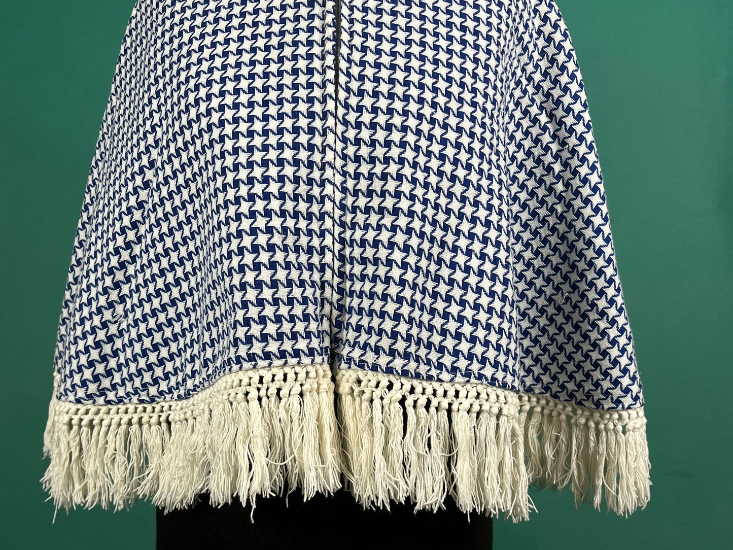 Vintage 70s Blue and White Houndstooth Tasseled Zip Up Quilted Lined Winter Poncho Cape