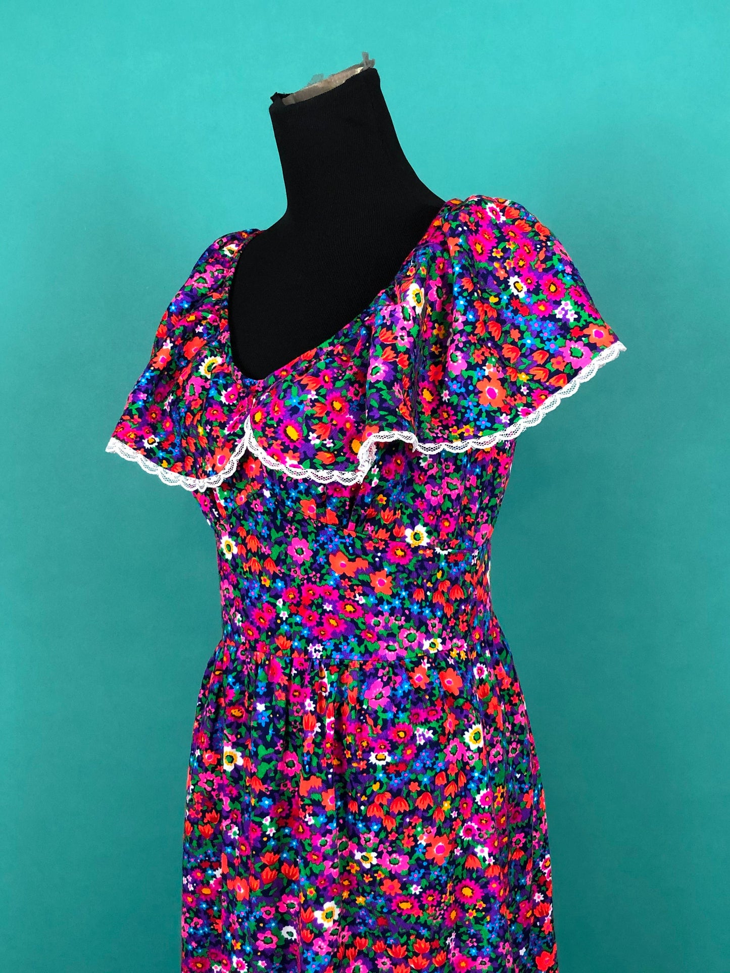 Vintage 1970s Bright Flower Ruffled Collar Lace Empire Long Hippie Maxi Dress size Small