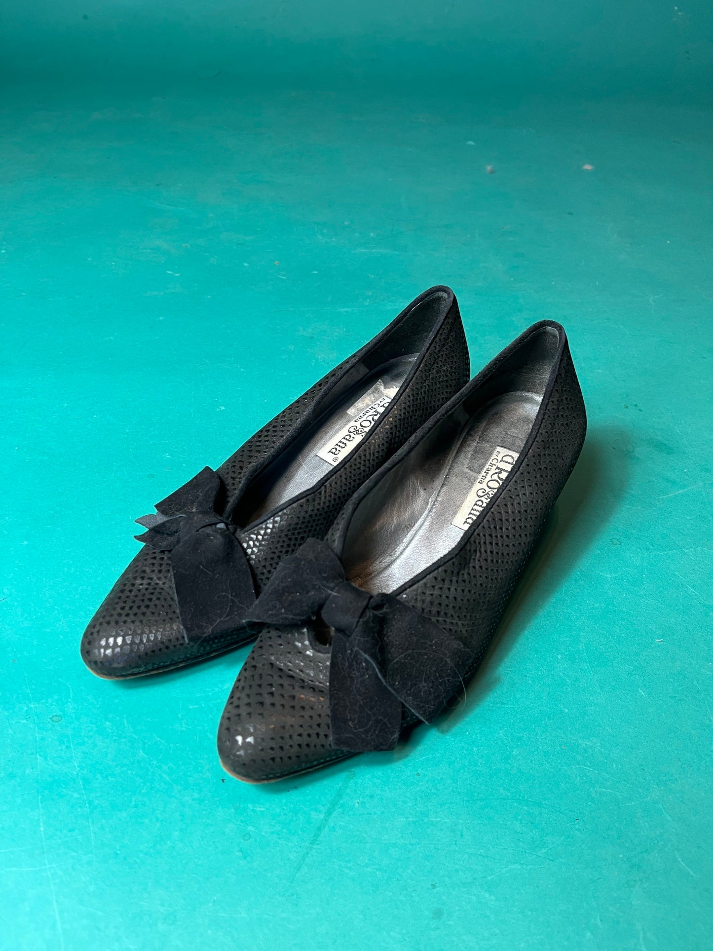 Black BIG BOW Loafers Velvet Vintage 70s D'Rossana by Charna Velour Block Chunky Heel Key Hole size 7.5M