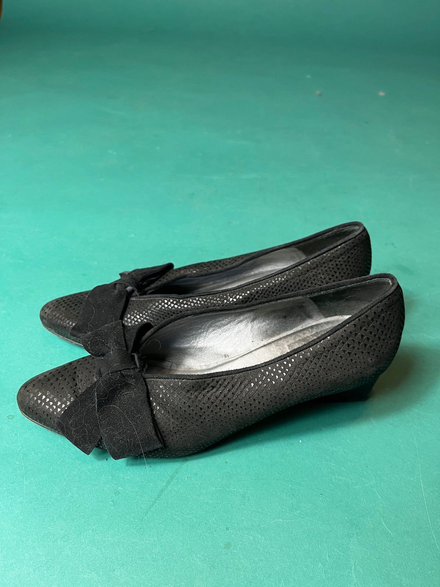 Black BIG BOW Loafers Velvet Vintage 70s D'Rossana by Charna Velour Block Chunky Heel Key Hole size 7.5M