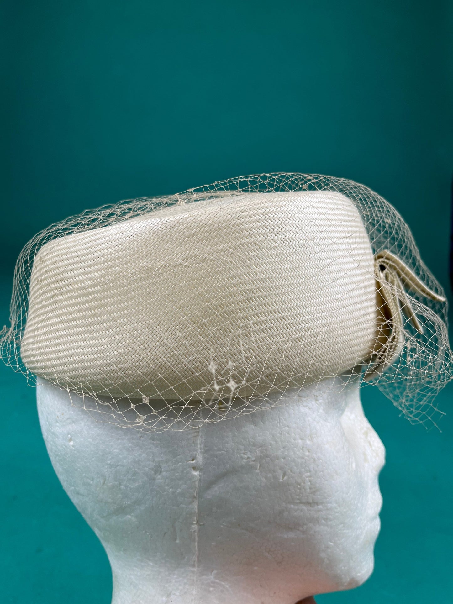 Cream Lace Vintage 50s Sonni of California Formal Veil Pillbox Hat