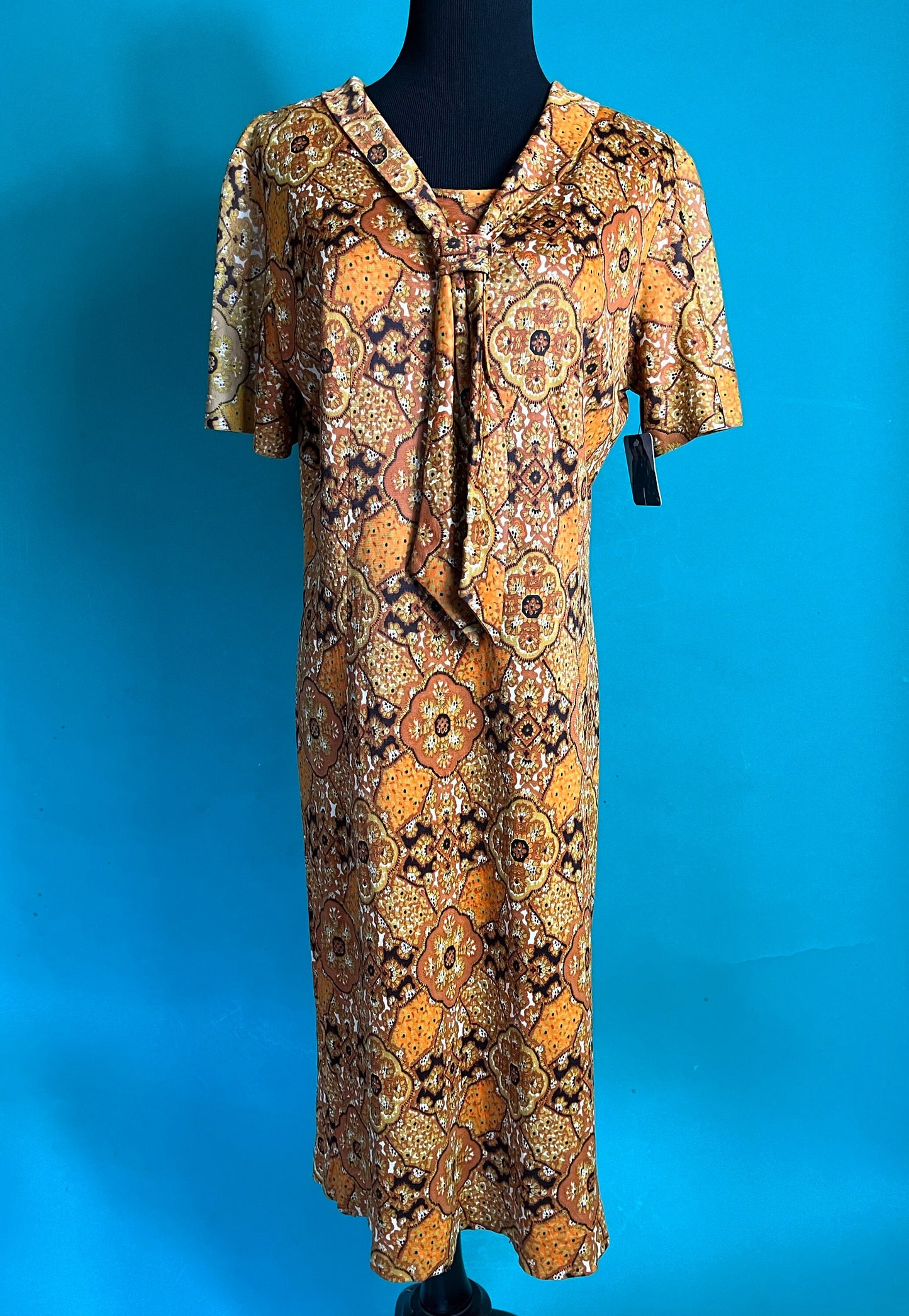 Medium Vintage Paisley Psychedelic Rust and Orange Tie Collar Shift Midi Mod 60s Dress