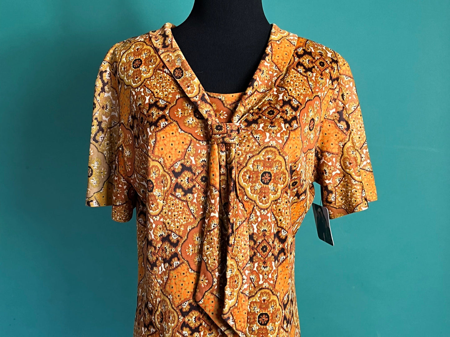 Medium Vintage Paisley Psychedelic Rust and Orange Tie Collar Shift Midi Mod 60s Dress