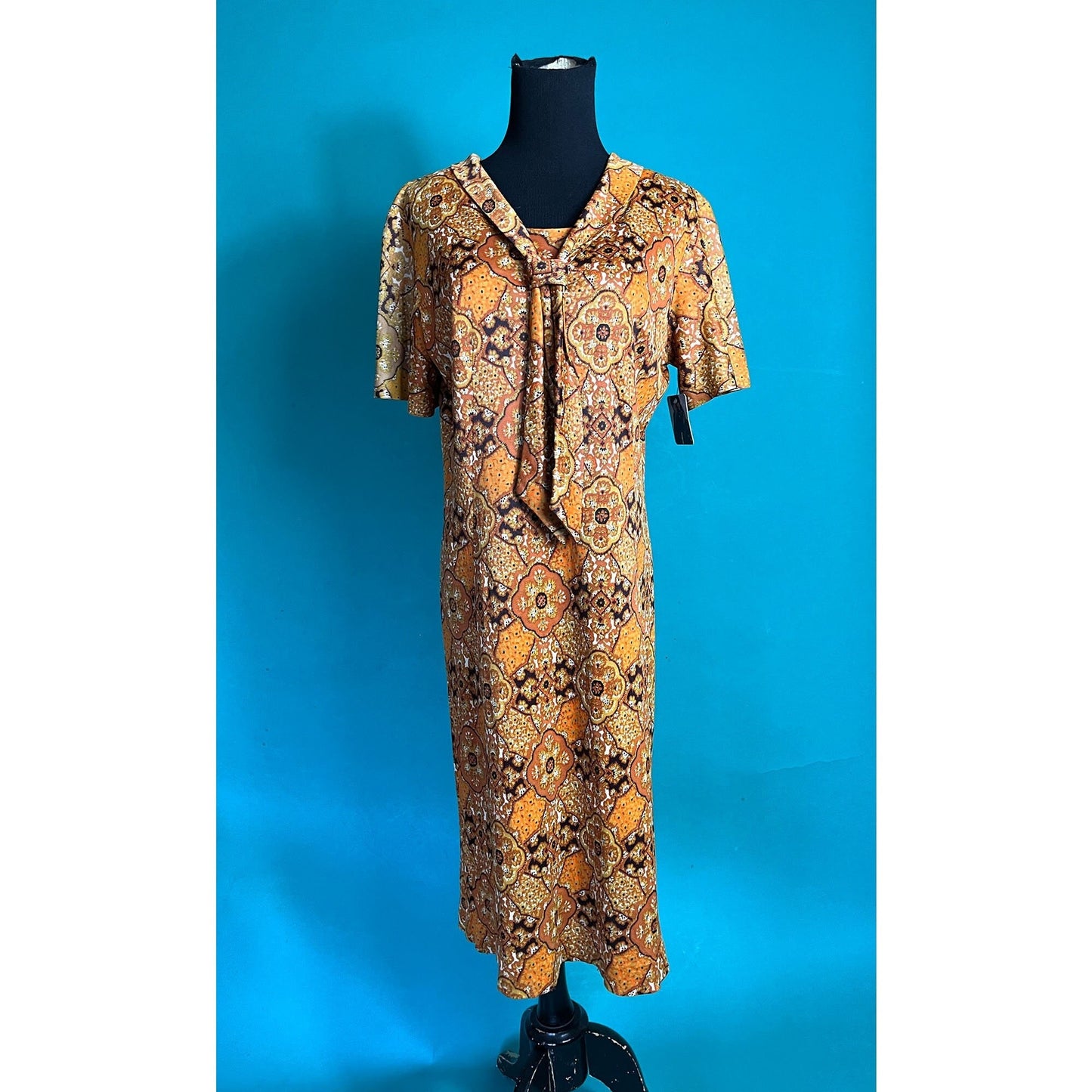 Medium Vintage Paisley Psychedelic Rust and Orange Tie Collar Shift Midi Mod 60s Dress