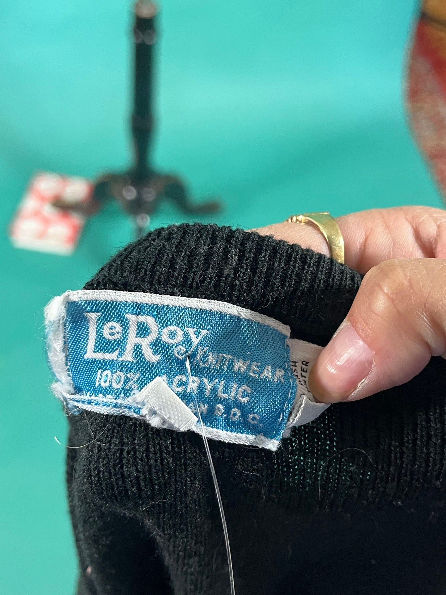 Vintage 60s Le Roy Knitwear Applique Embroidered Koala V Neck Pullover Sweatshirt size Large