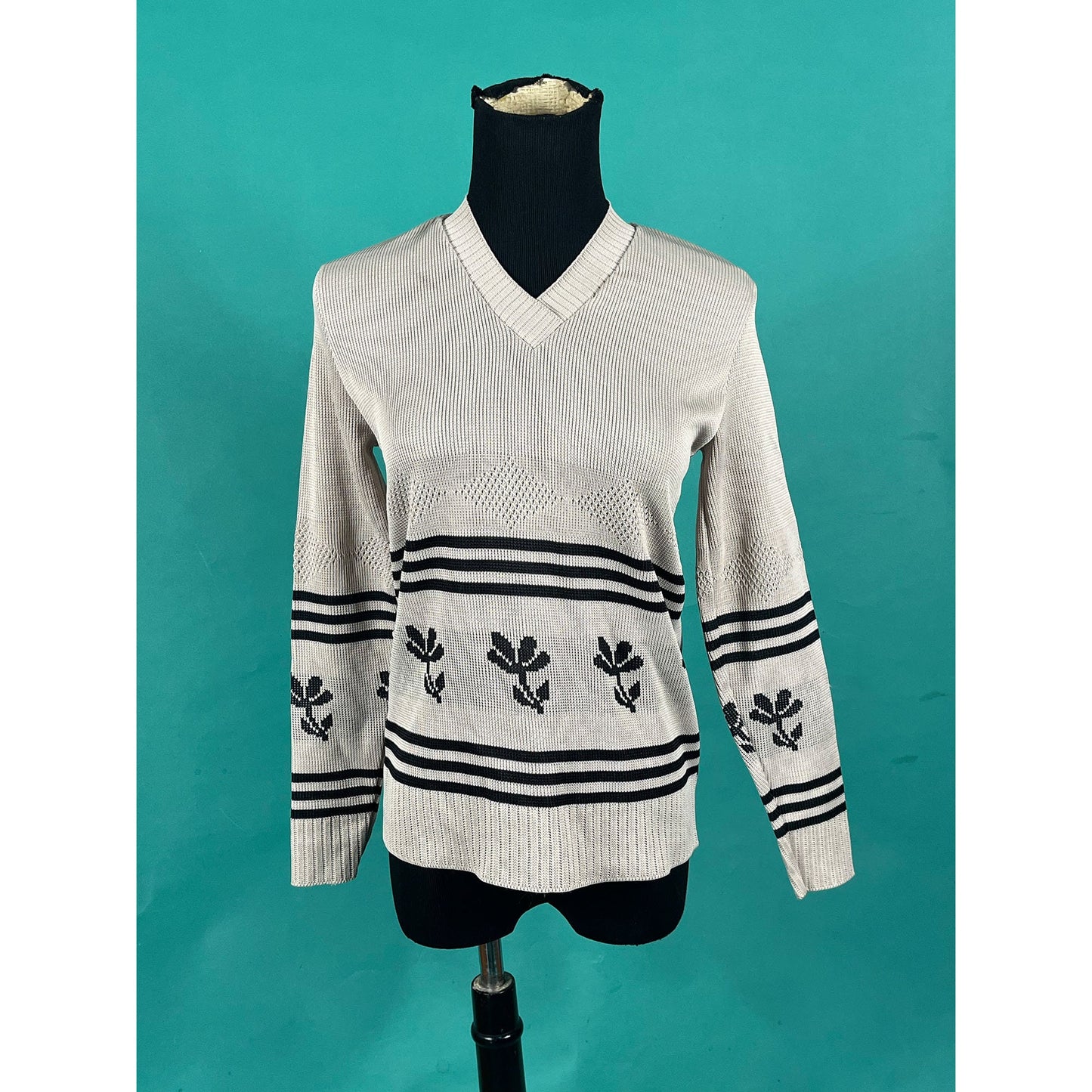 Vintage 70s Beige Gray and Black V Neck Long Sleeve Flower Graphic Montgomery Ward Top size Large Fits like XS