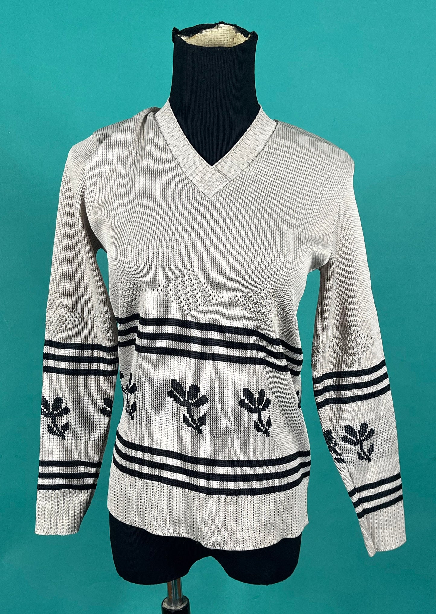 Vintage 70s Beige Gray and Black V Neck Long Sleeve Flower Graphic Montgomery Ward Top size Large Fits like XS