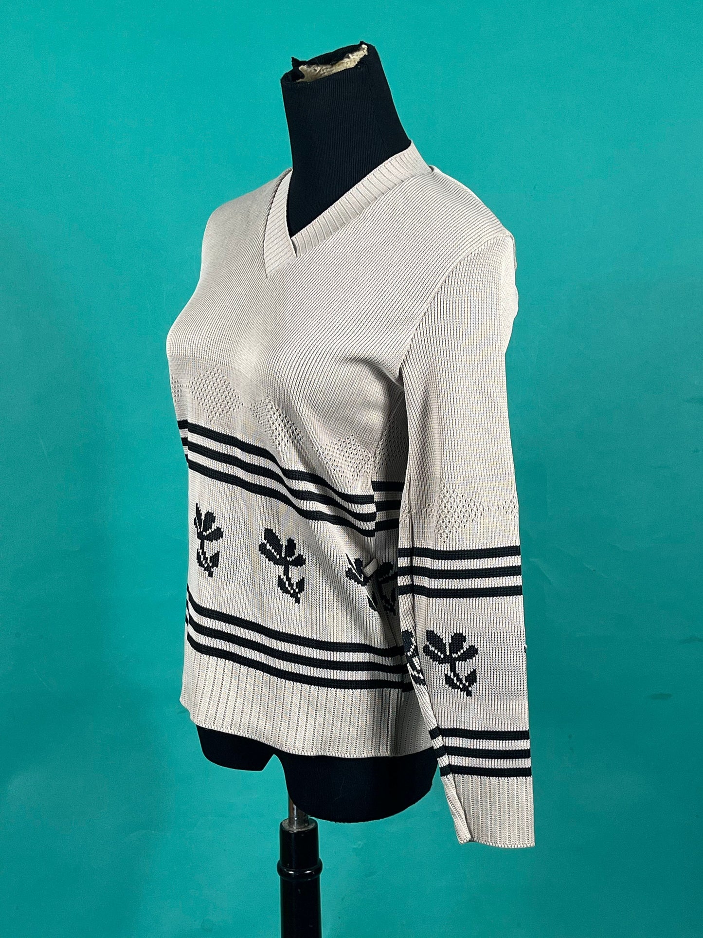 Vintage 70s Beige Gray and Black V Neck Long Sleeve Flower Graphic Montgomery Ward Top size Large Fits like XS