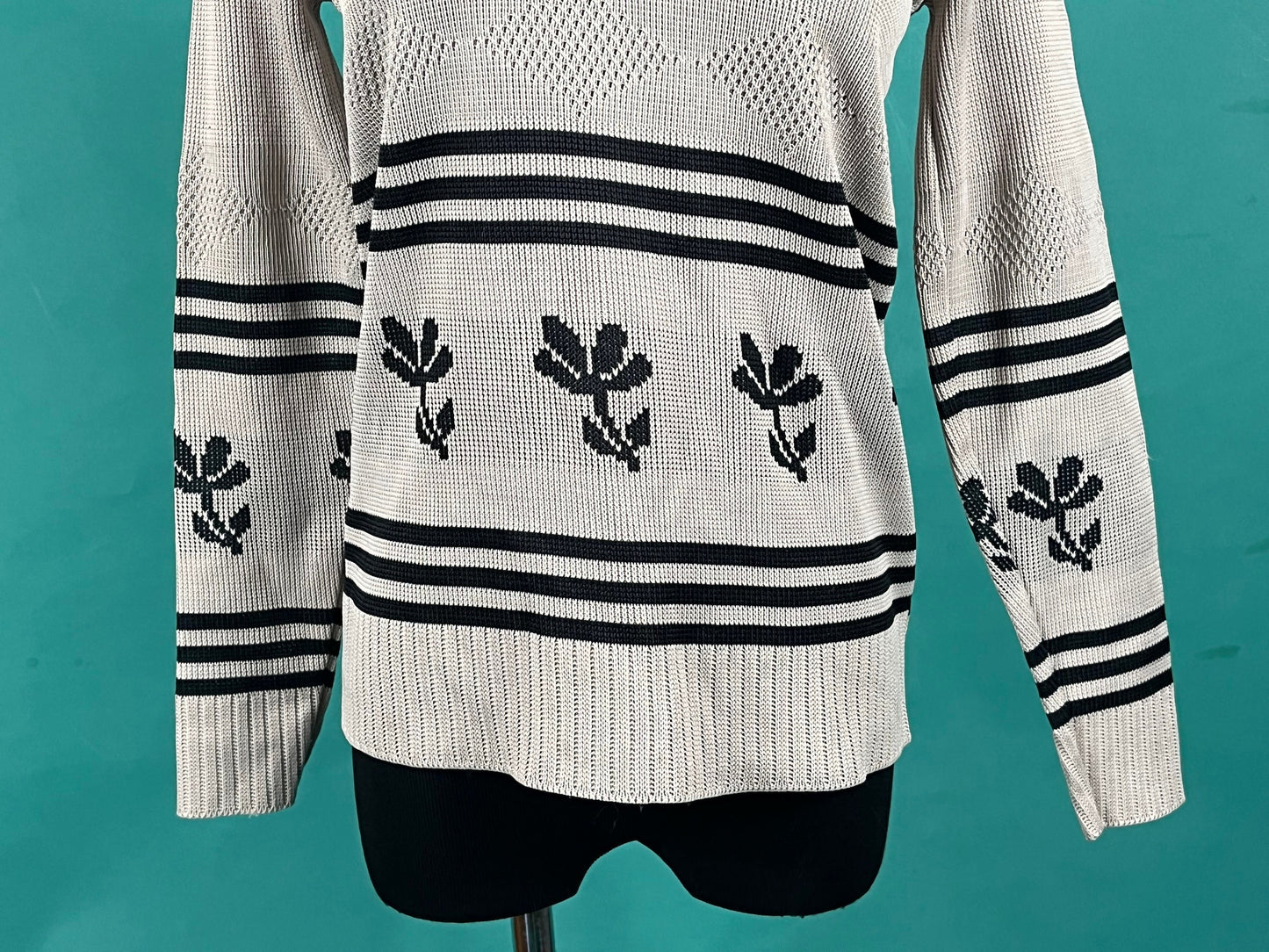 Vintage 70s Beige Gray and Black V Neck Long Sleeve Flower Graphic Montgomery Ward Top size Large Fits like XS